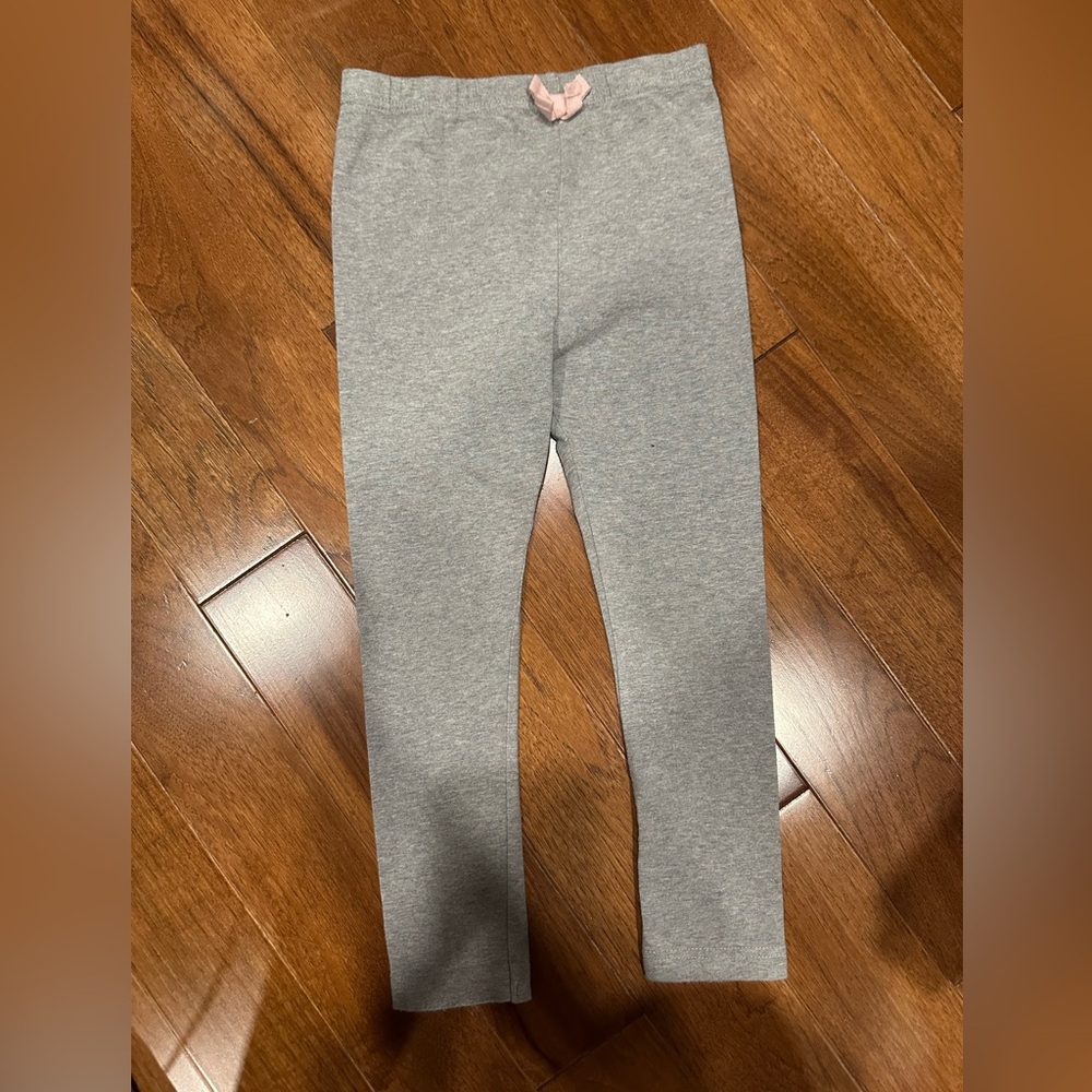 🎀 5T Girls Gray Leggings with Pink Bow Accent 🎀